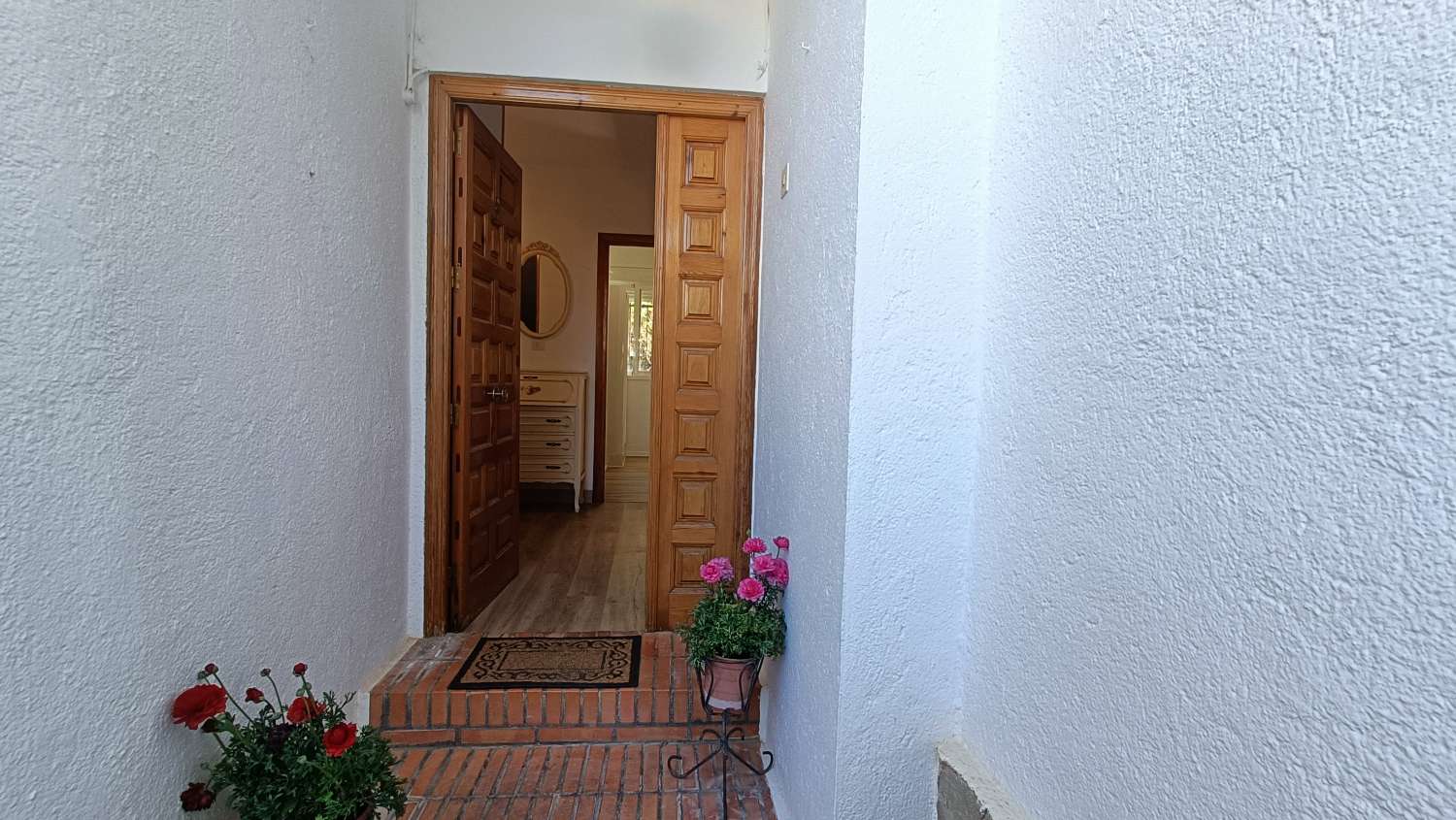 Estupenda casa independiente con piscina, jardín, garaje y almacenes