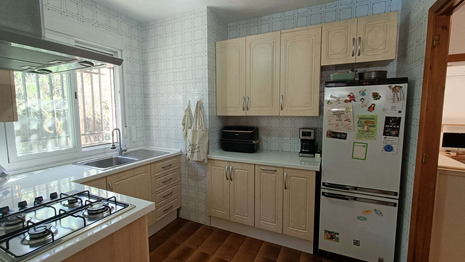 Estupenda casa independiente con piscina, jardín, garaje y almacenes