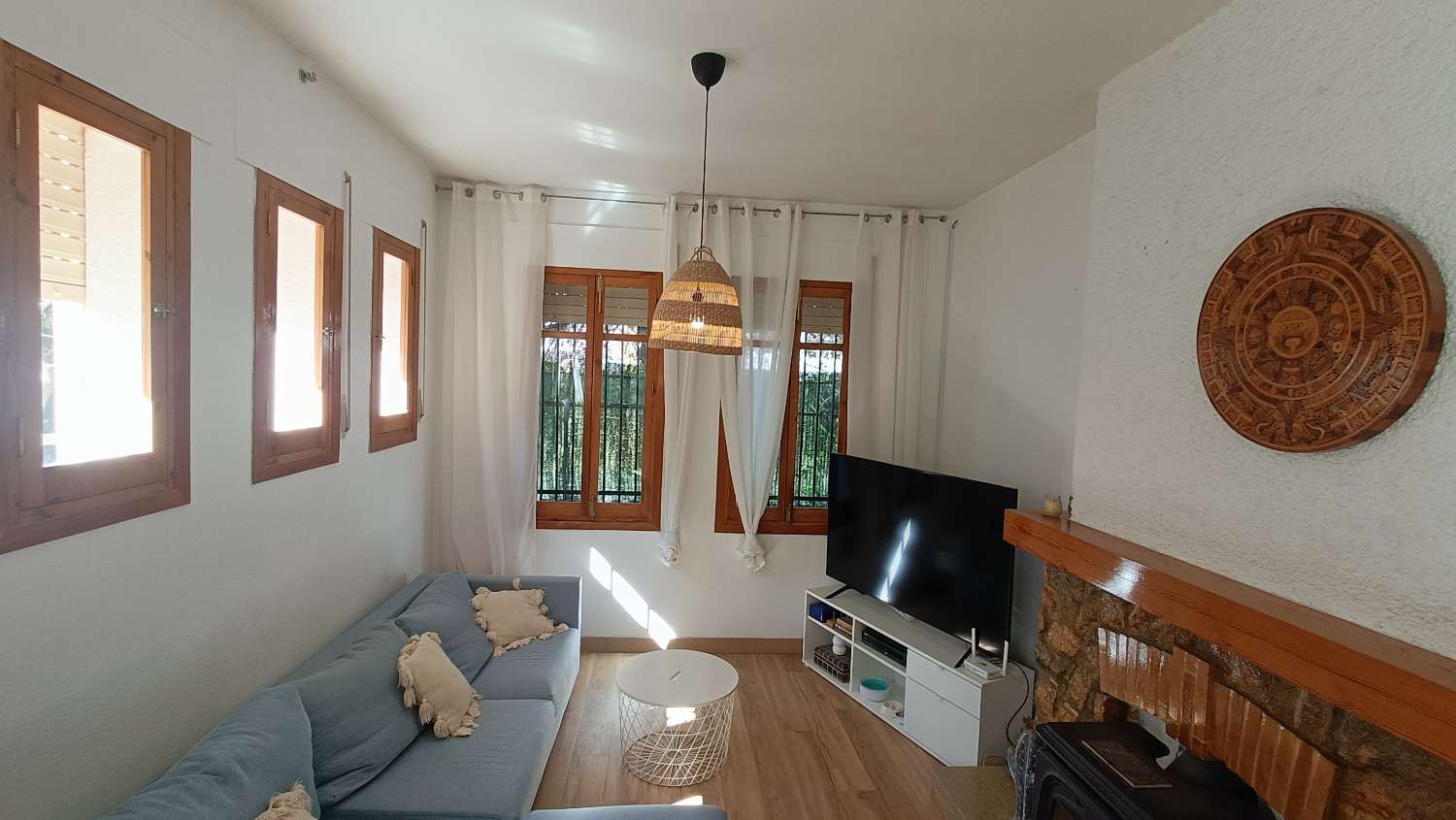 Estupenda casa independiente con piscina, jardín, garaje y almacenes