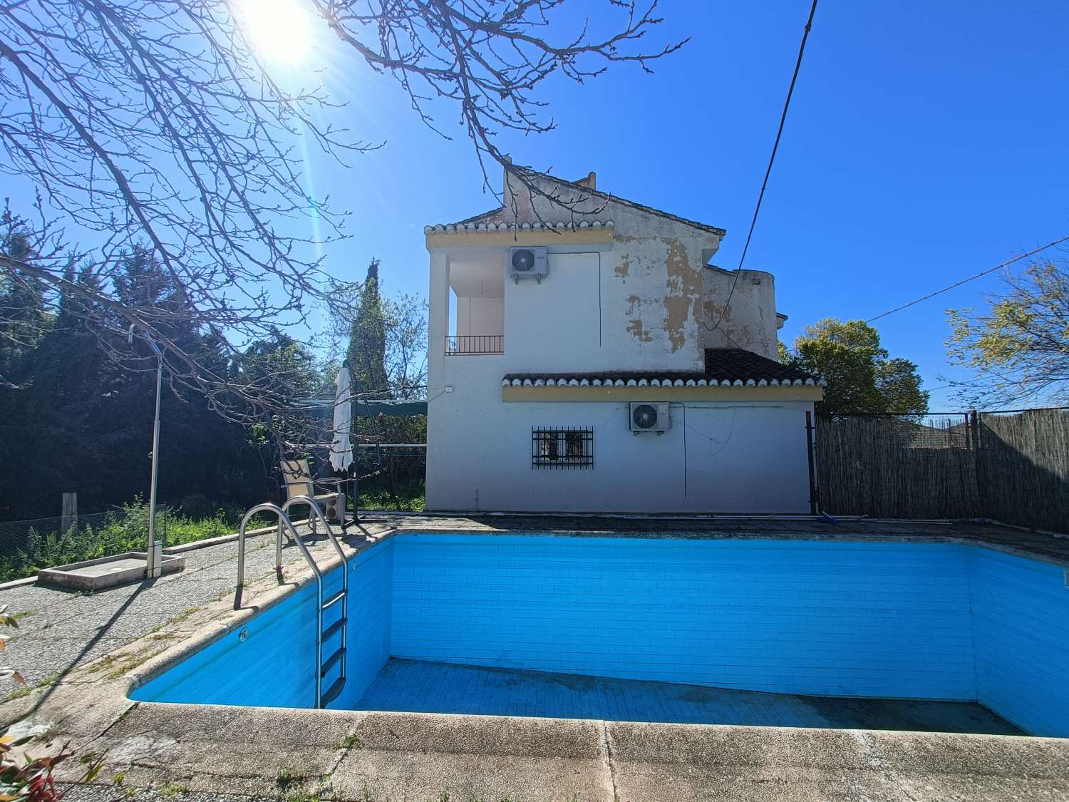 Estupenda casa independiente con piscina, jardín, garaje y almacenes