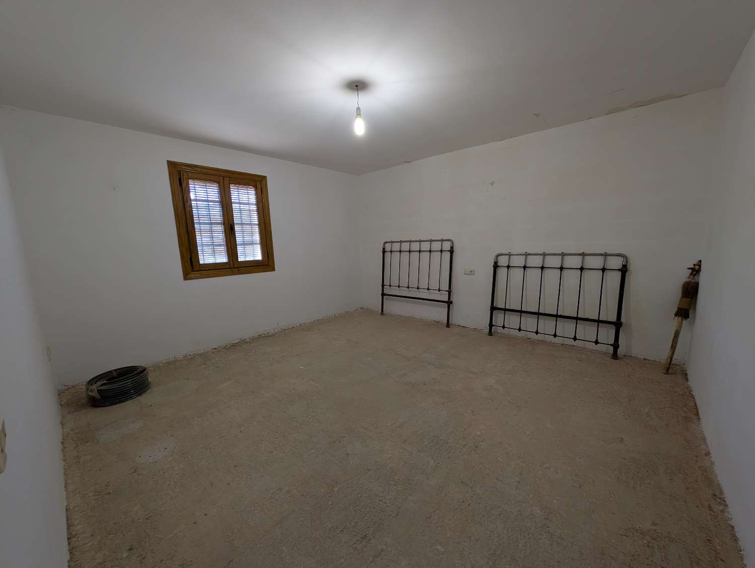 Lovely country house with large plot of land and fantastic views