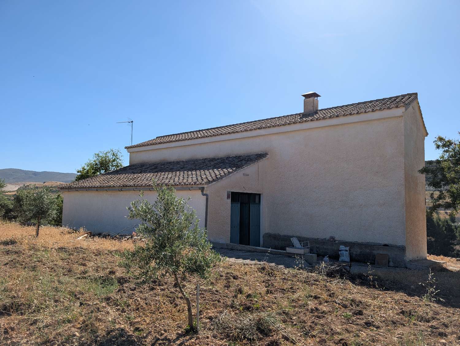 Lovely country house with large plot of land and fantastic views