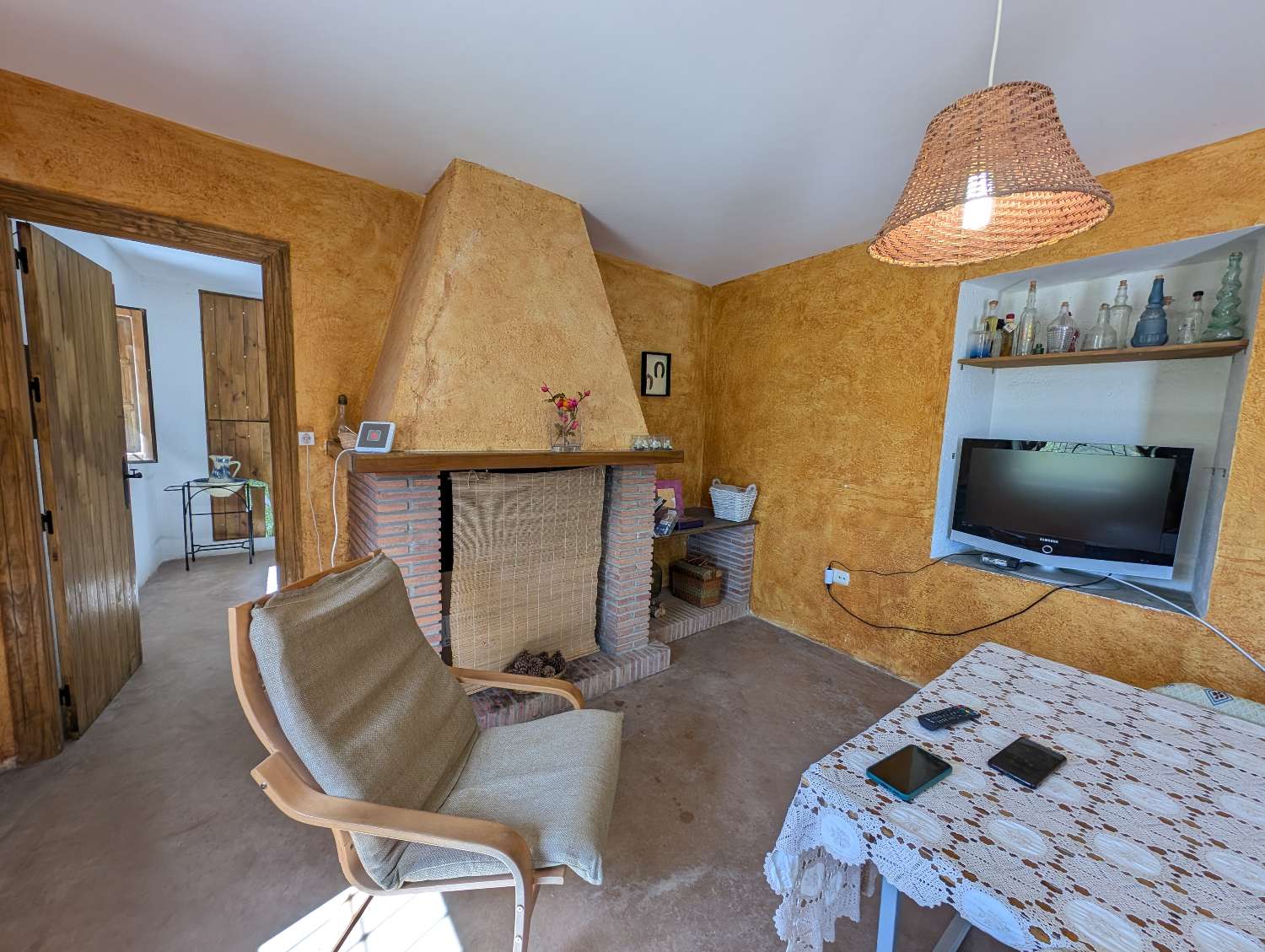 Lovely country house with large plot of land and fantastic views
