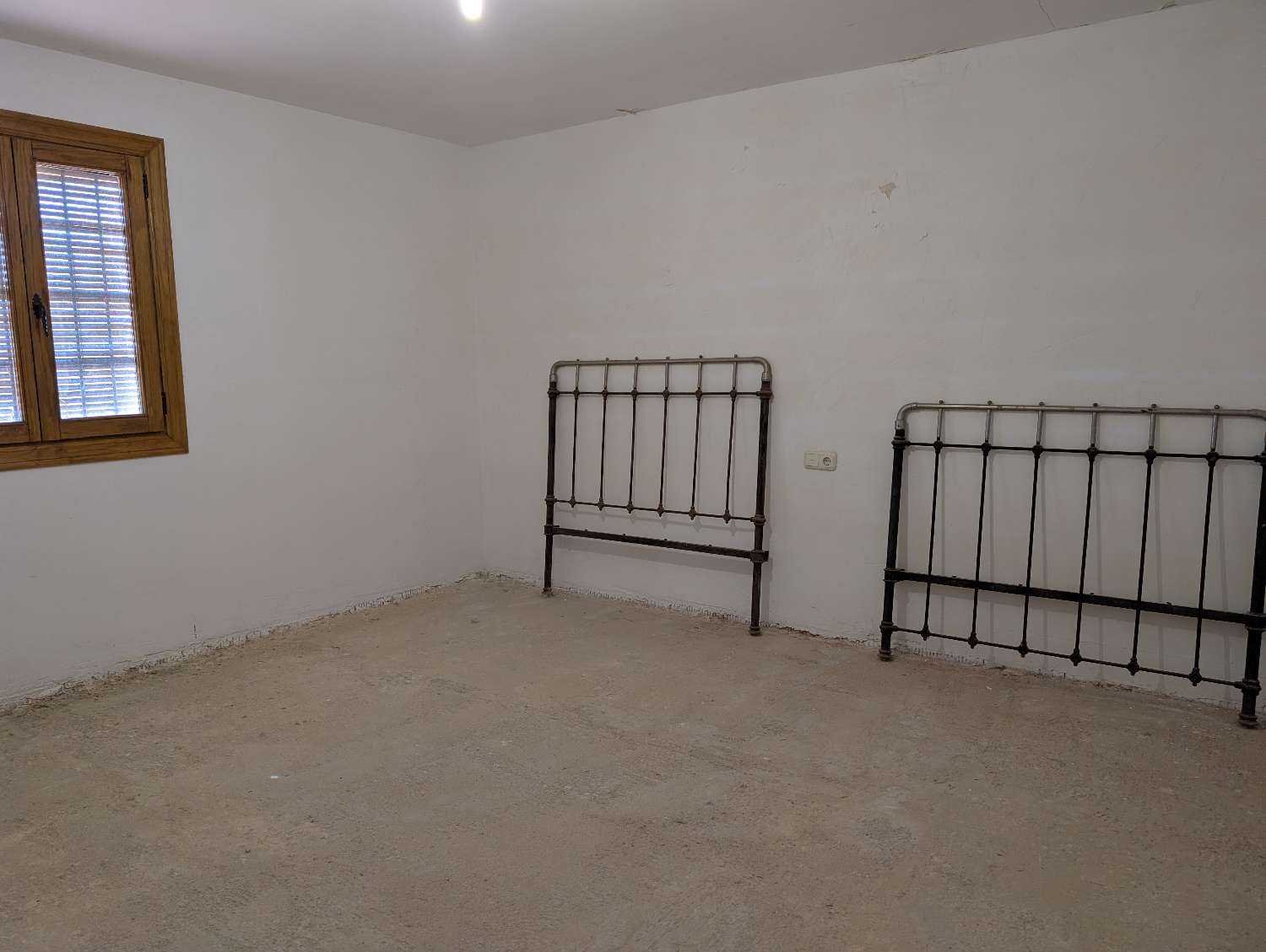 Lovely country house with large plot of land and fantastic views