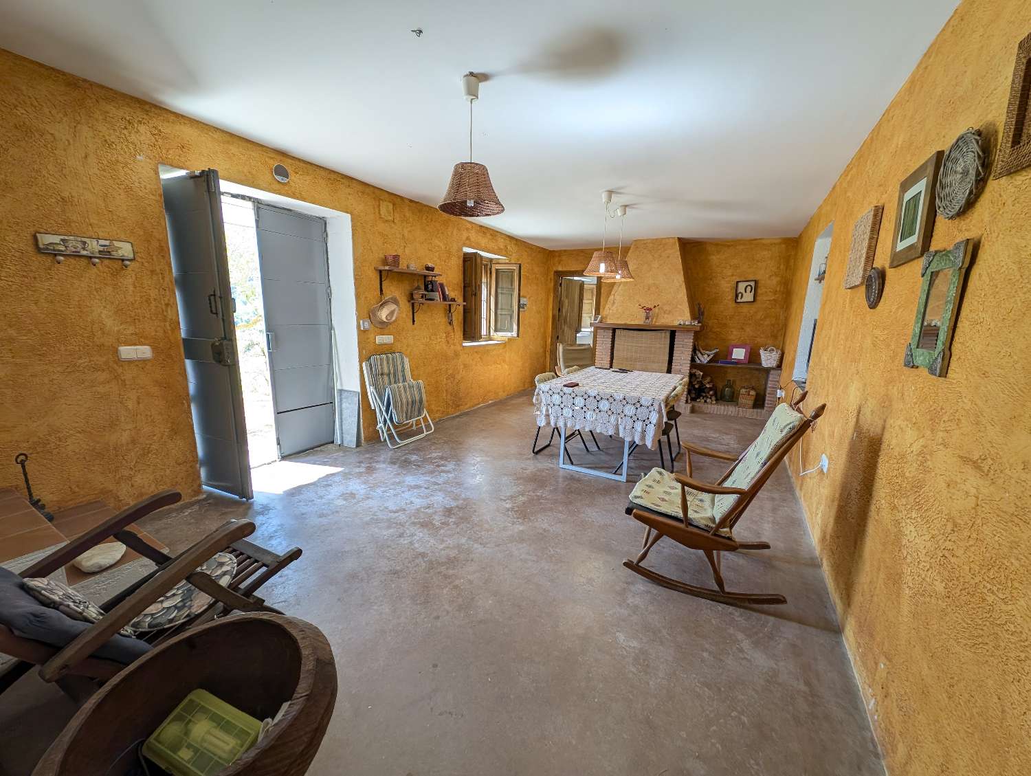 Lovely country house with large plot of land and fantastic views