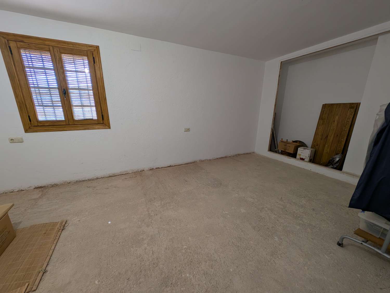 Lovely country house with large plot of land and fantastic views