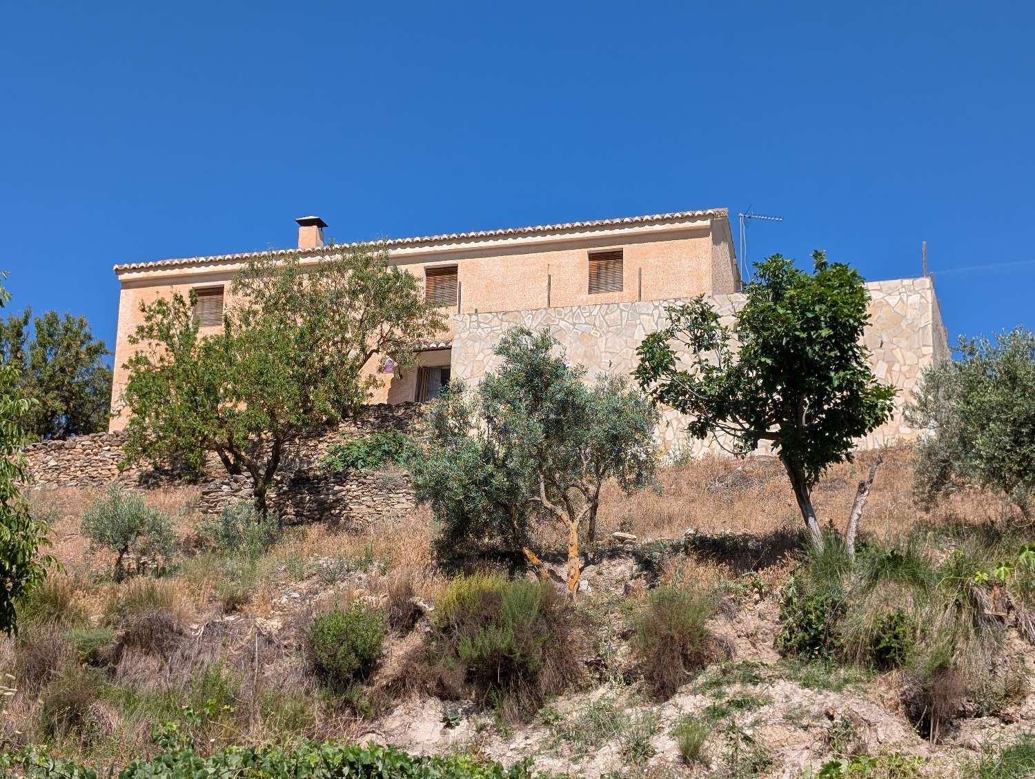 Lovely country house with large plot of land and fantastic views