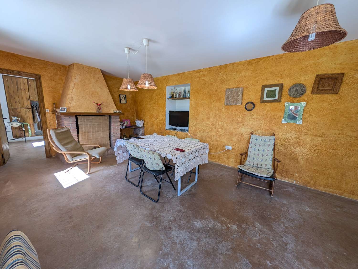 Lovely country house with large plot of land and fantastic views