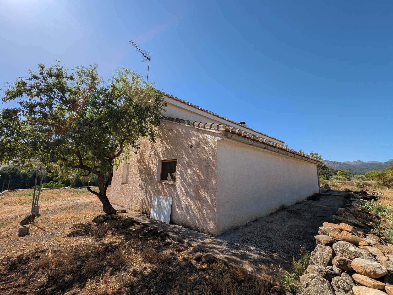 Lovely country house with large plot of land and fantastic views