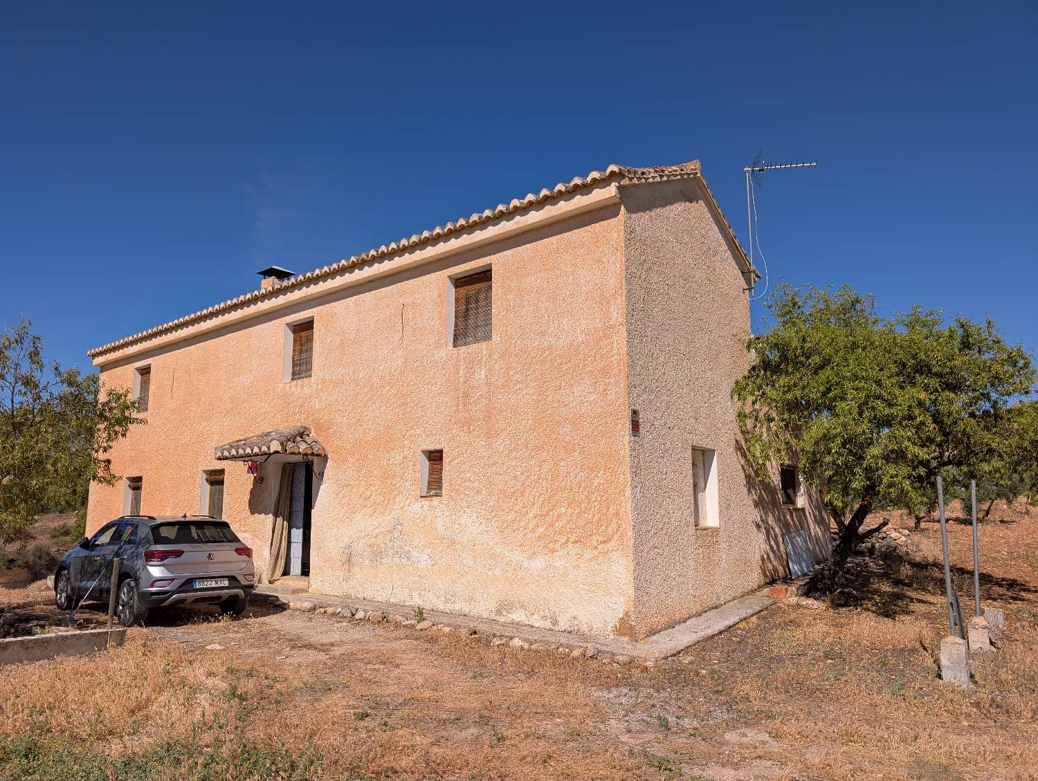 Lovely country house with large plot of land and fantastic views