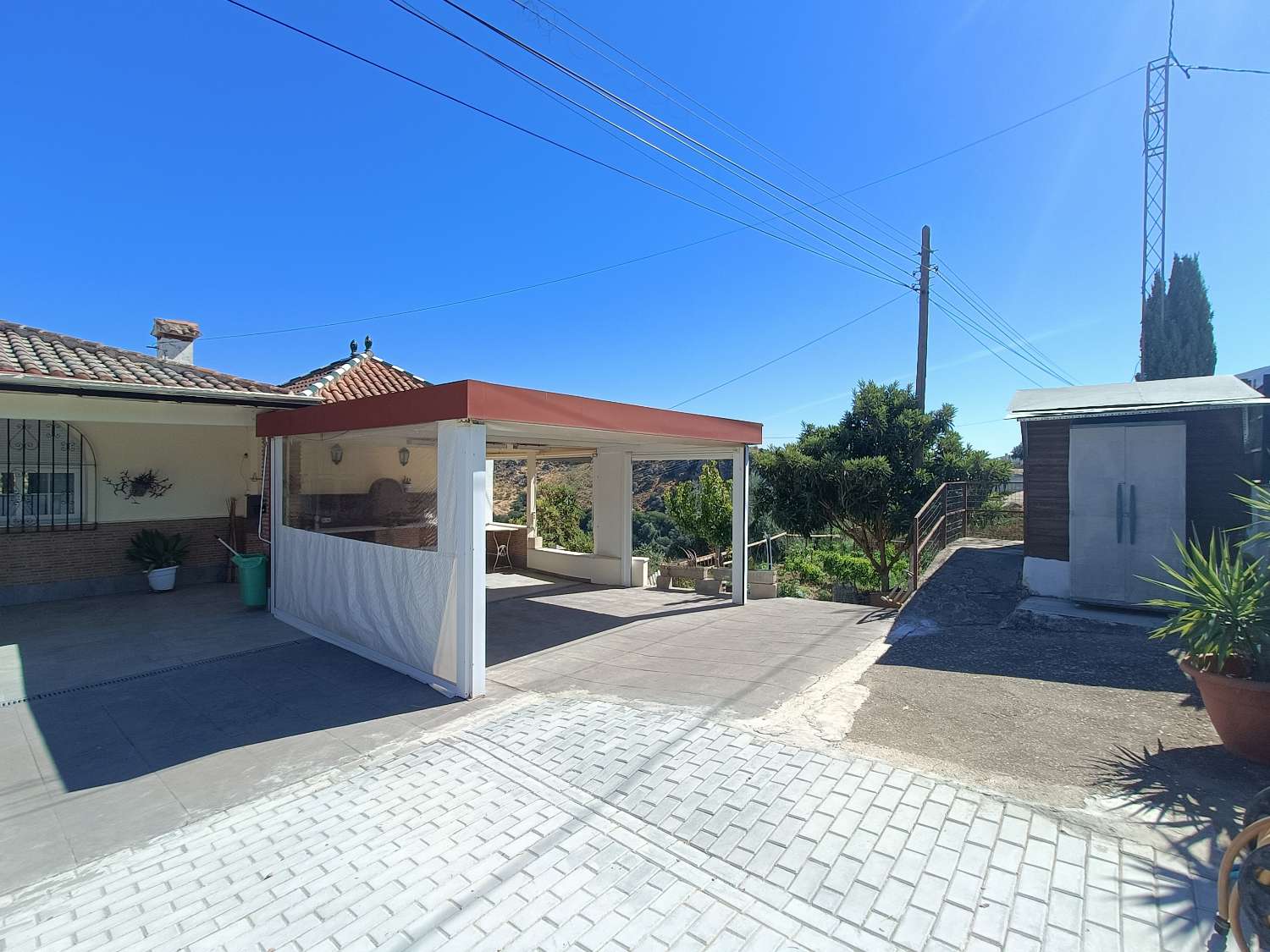 Impressive deached villa with land, views and good access