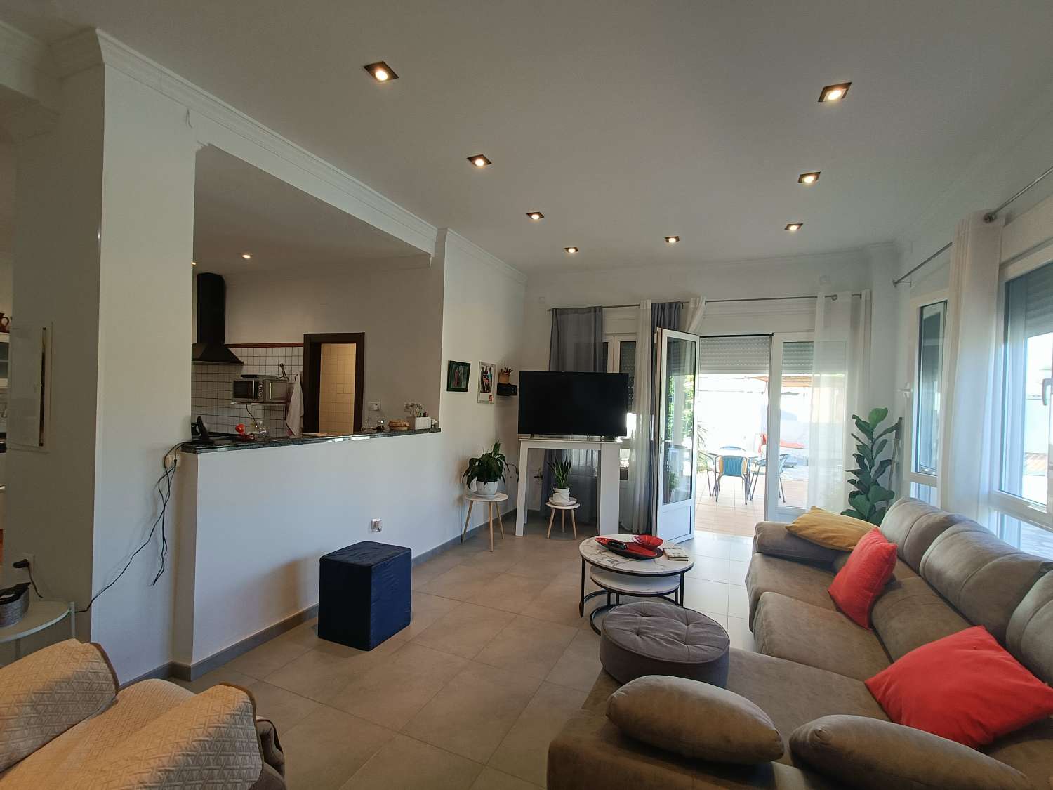 Impressive deached villa with land, views and good access