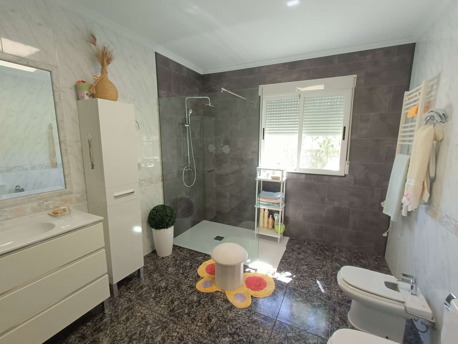 Impressive deached villa with land, views and good access