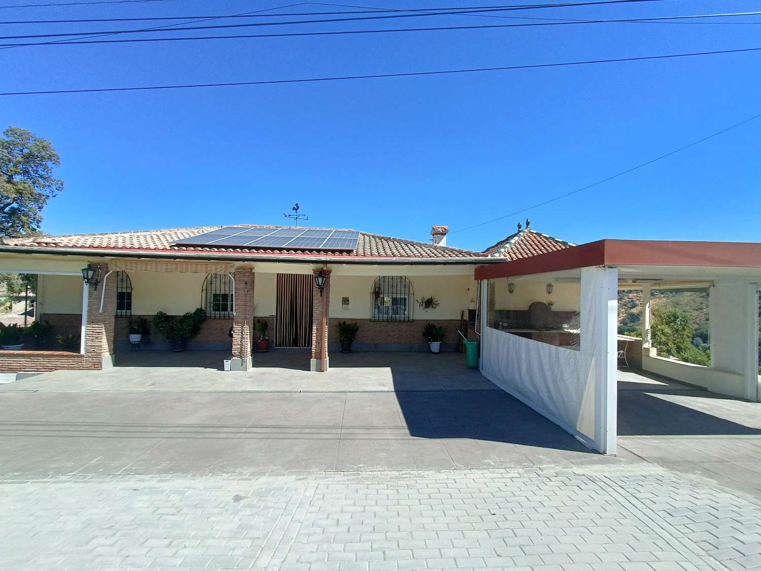 Impressive deached villa with land, views and good access