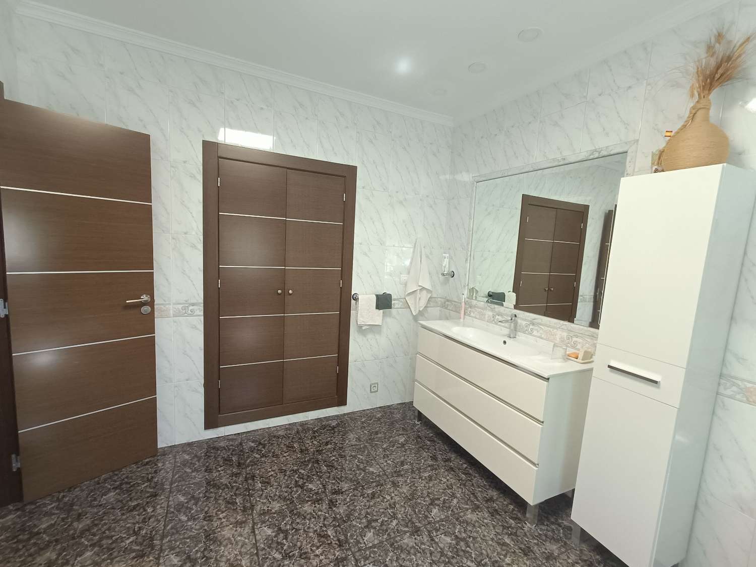 Impressive deached villa with land, views and good access