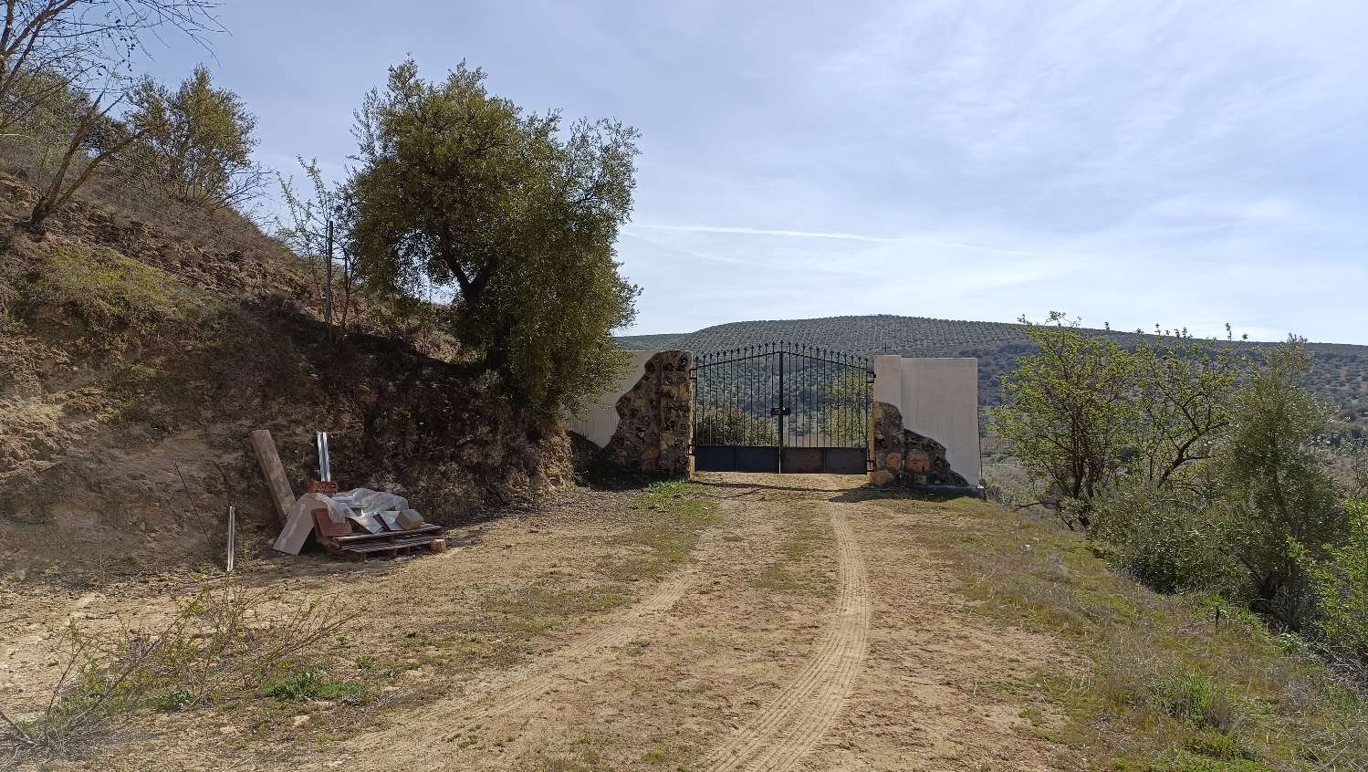 CORTIJO IDEAL PARA ALOJAMIENTO RURAL CON ESPECTACUALRES VISTA A MONTEFRIO