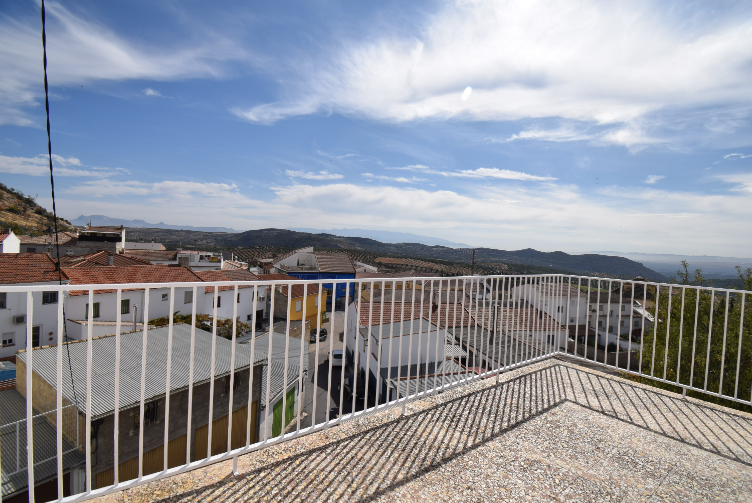 Casa independiente con parcela,  edificaciones y vistas espectaculares