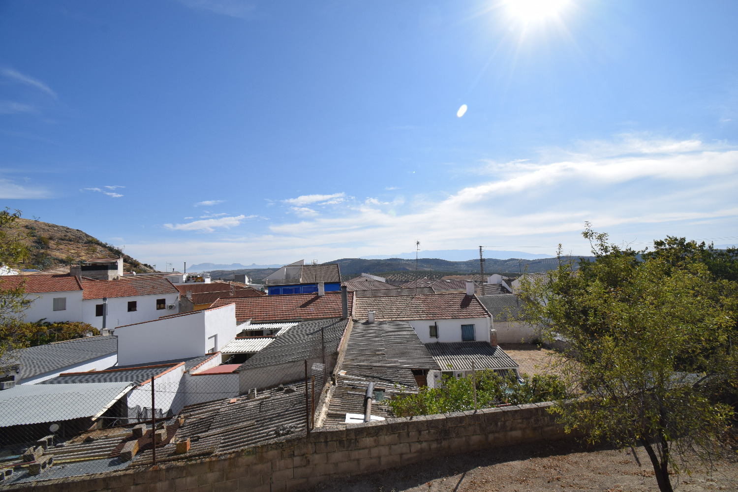 Casa independiente con parcela,  edificaciones y vistas espectaculares