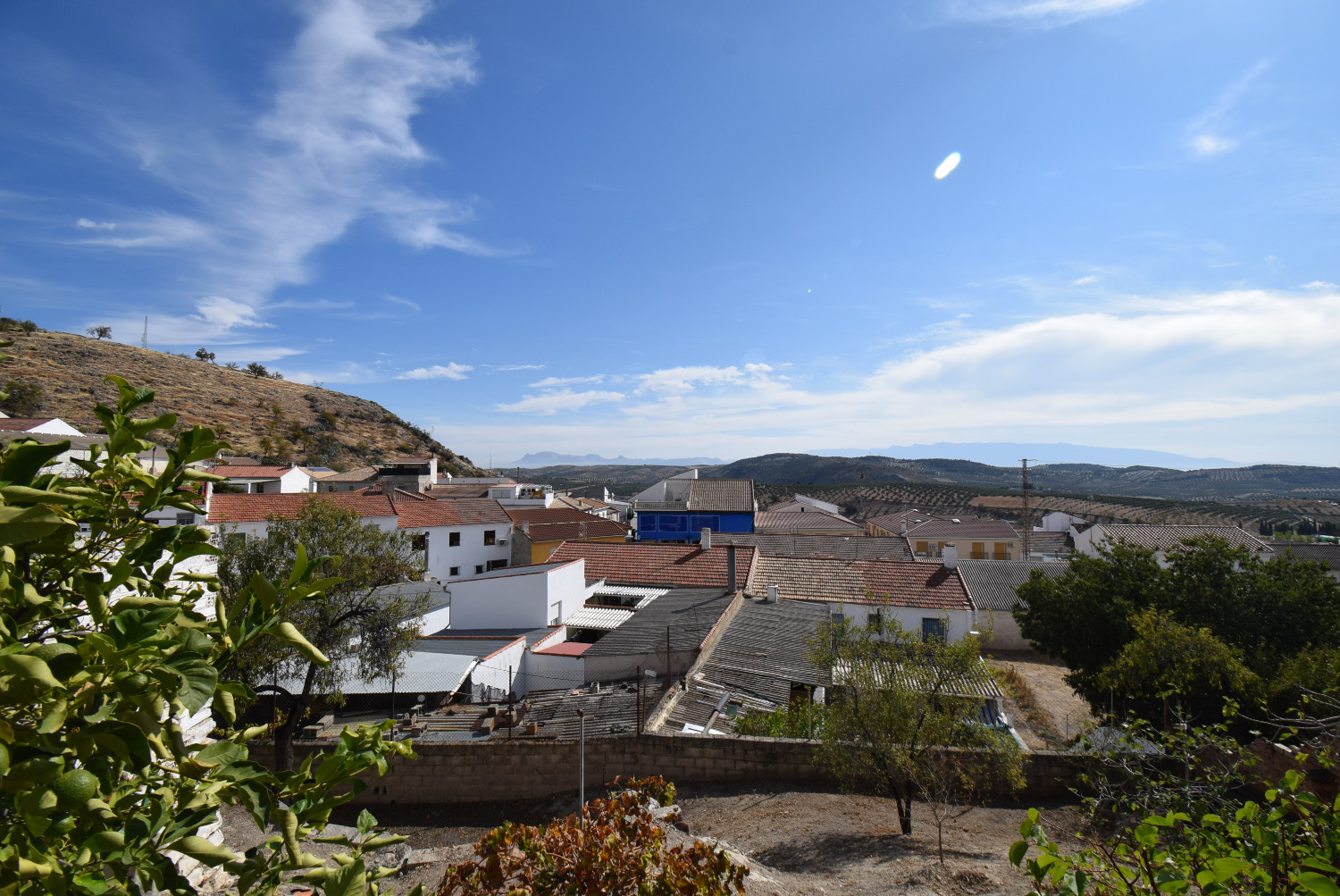 Casa independiente con parcela,  edificaciones y vistas espectaculares