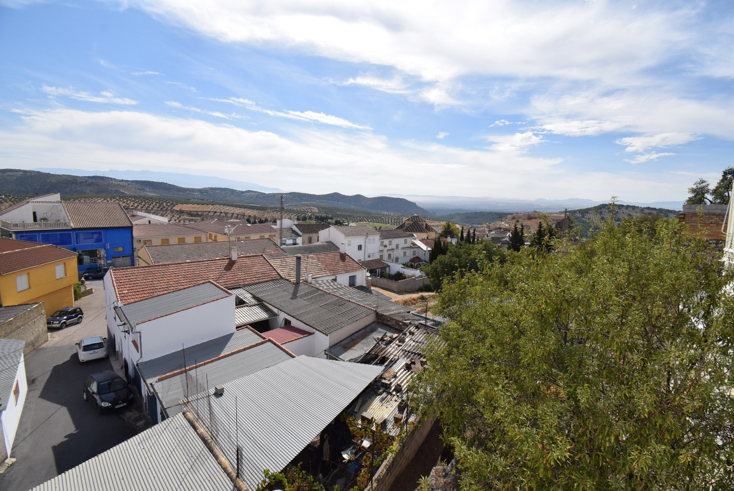 Casa independiente con parcela,  edificaciones y vistas espectaculares