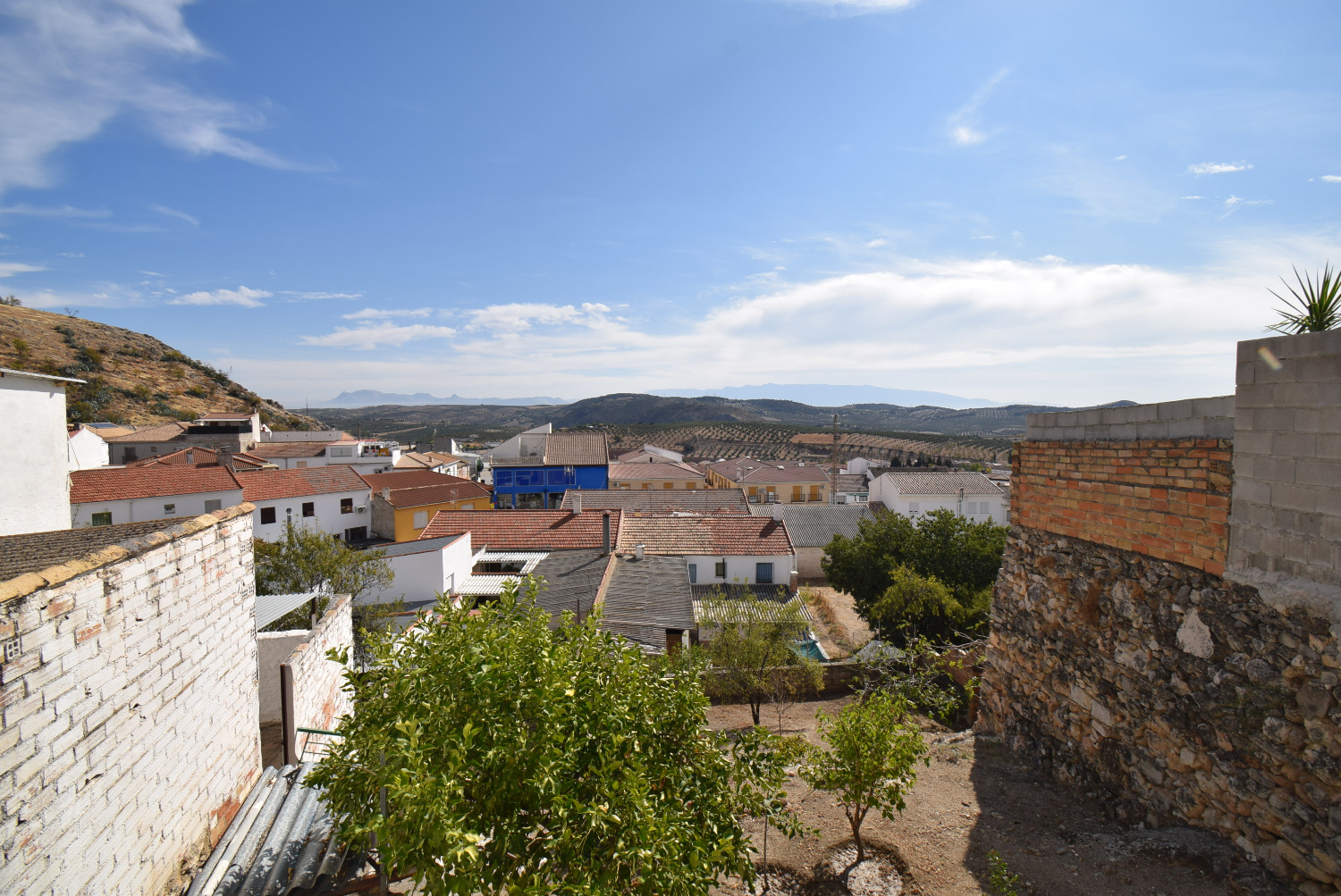 Casa independiente con parcela,  edificaciones y vistas espectaculares