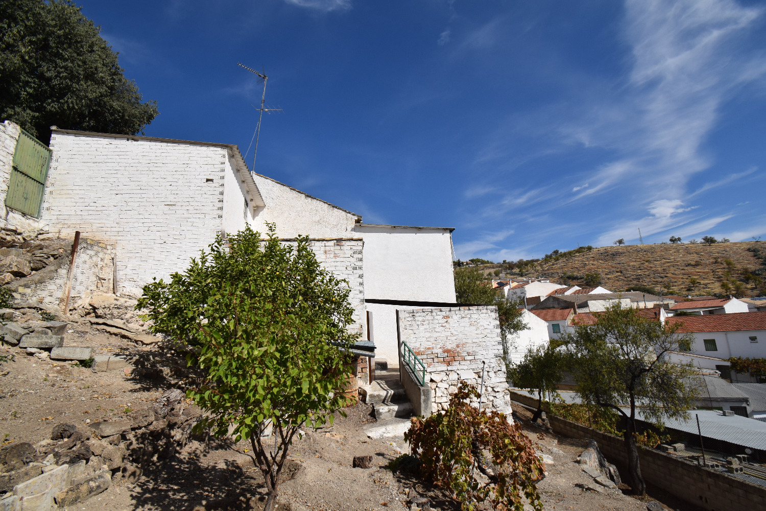 Casa independiente con parcela,  edificaciones y vistas espectaculares