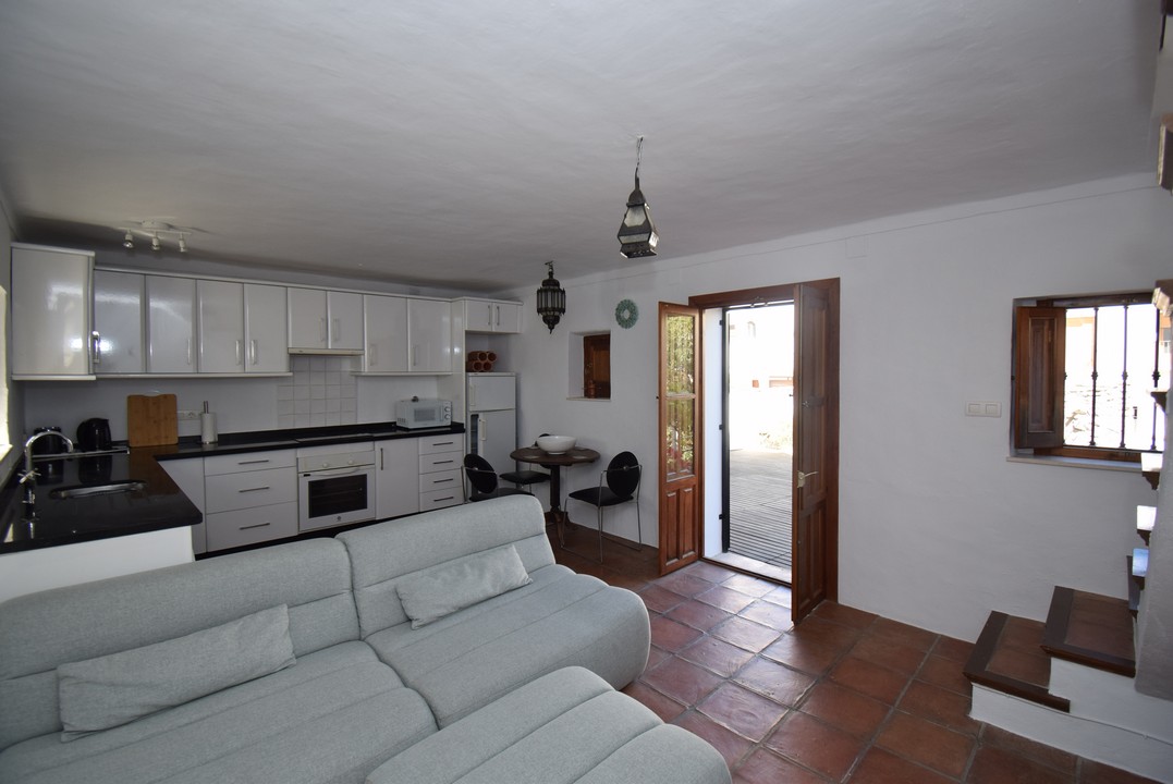 CHARMING HOUSE, LARGE PATIO AND POOL