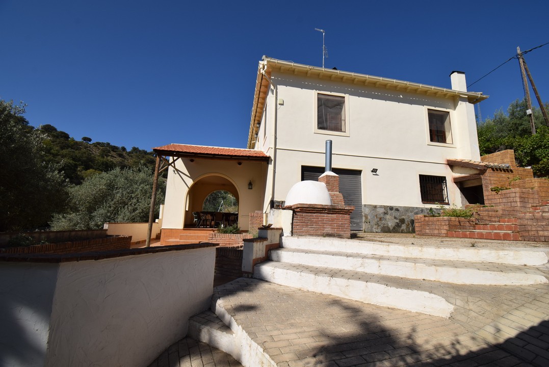 MAGNIFIQUE MAISON DE CAMPAGNE AVEC DE GRANDS ESPACES DE LOISIRS